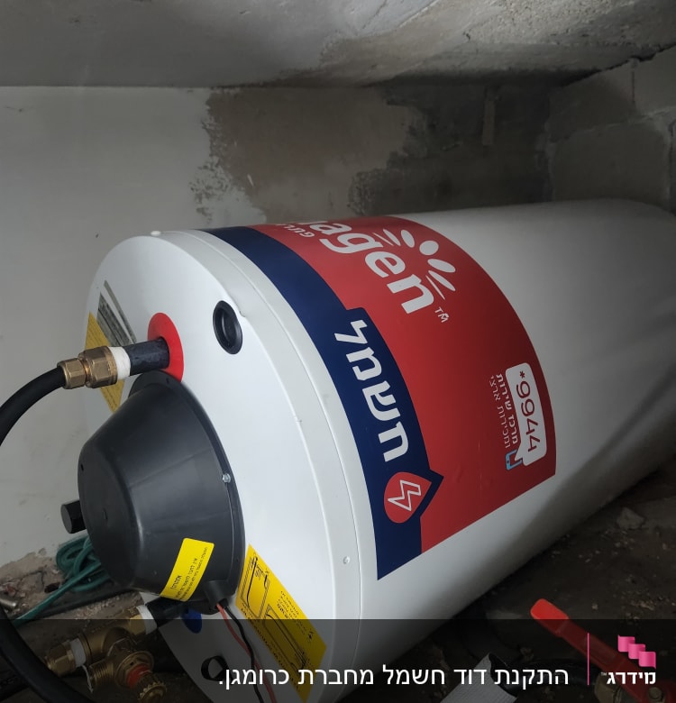 דוד שמש עם צינורות וחיבורים